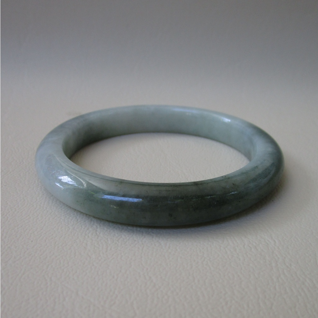 กำไลหยกพม่า Jadeite type A เส้นกลมท้องแบน ขนาดวงใน 53.7mm กว้าง 9.4mmสีขาวmilkyติดเขียวสวมใส่ได้ทุกเพศ