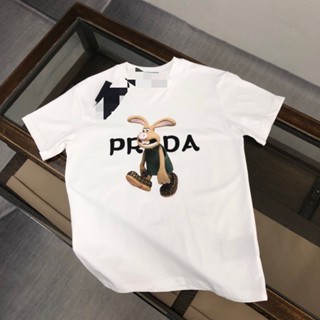 เสื้อยืดแขนสั้น คอกลม ผ้าฝ้ายแท้ พิมพ์ลาย PRADA สไตล์คลาสสิก แฟชั่นฤดูใบไม้ผลิ และฤดูร้อน สําหรับผู้ชาย และผู้หญิง 23 ปี