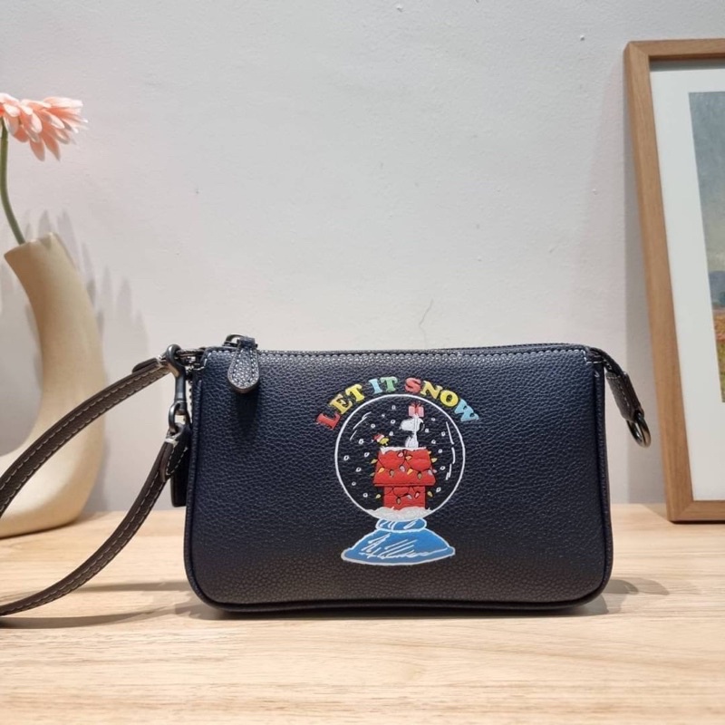 💥ส่งฟรี💥กระเป๋าสะพายโคช ✅💯% (ภาพถ่ายจากสินค้าจริง) โคช (CE859) โคช × PEANUTS NOLITA 19 WITH SNOOPY L