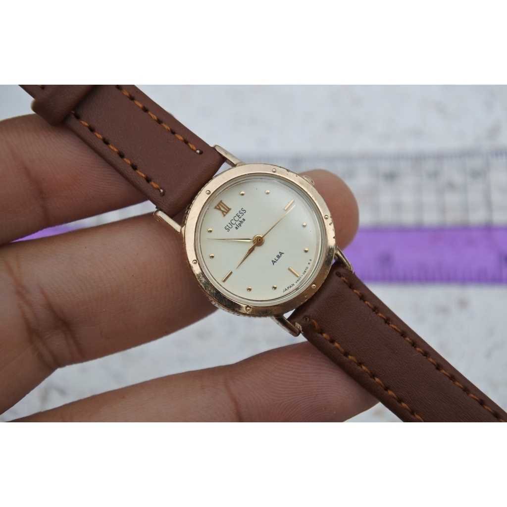 นาฬิกา Vintage มือสองญี่ปุ่น ALBA SUCCESS V401 0860 ระบบ QUARTZ ผู้หญิง ทรงกลม กรอบทอง หน้าขาว หน้าปัด 24มม