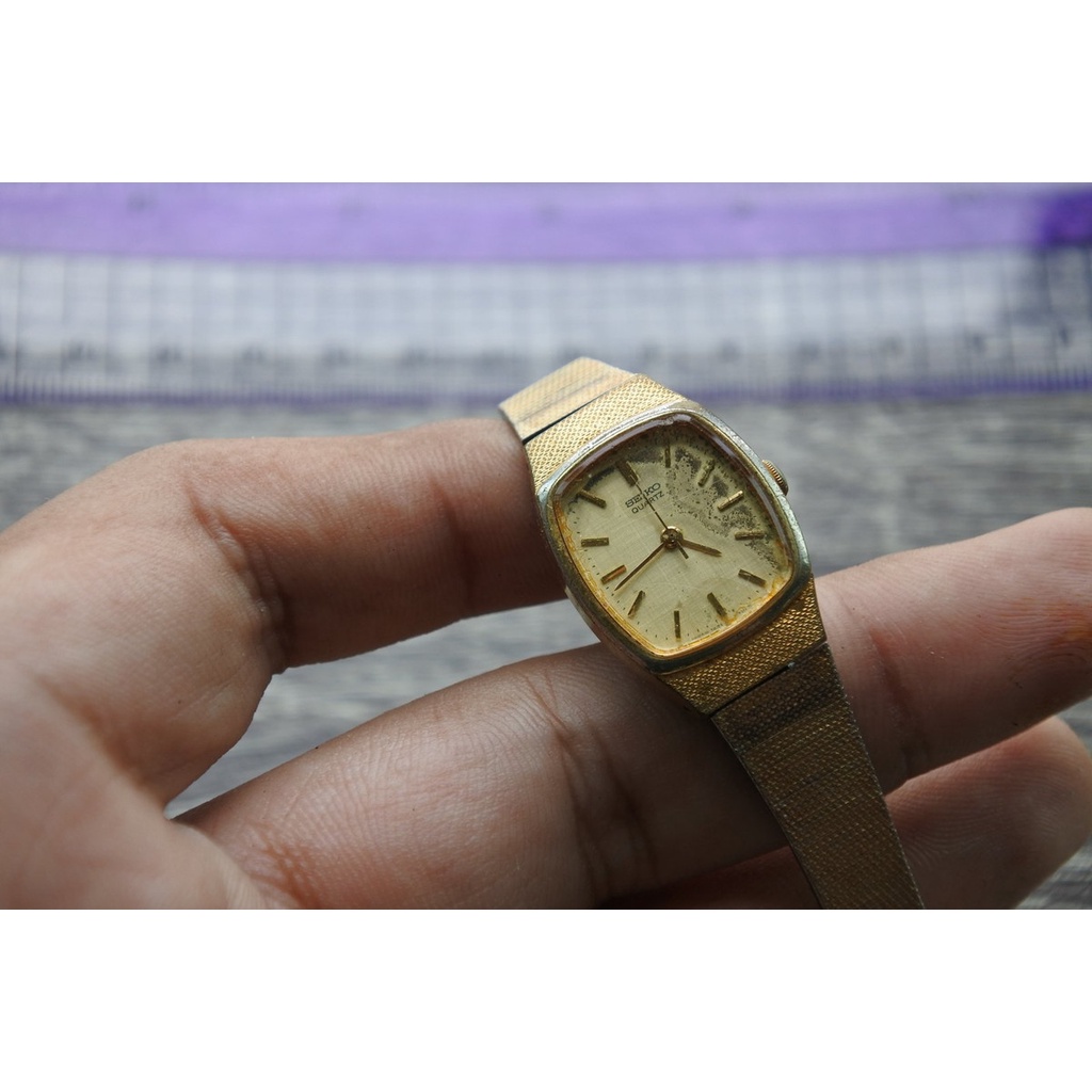 นาฬิกา Vintage มือสองญี่ปุ่น SEIKO ชุบทอง 1421 5170 ระบบ QUARTZ ผู้หญิง ทรงสี่เหลี่ยม กรอบทอง หน้าทอง หน้าปัด 19มม