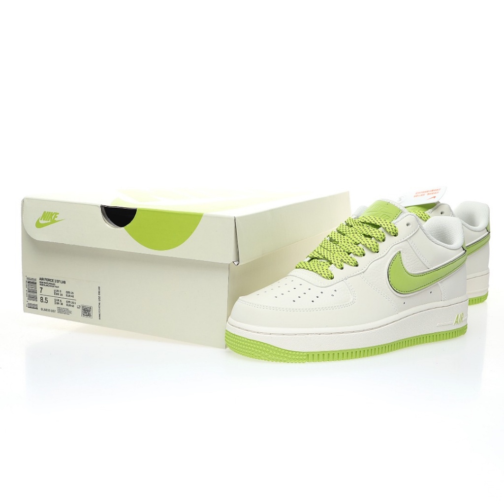 ♣รองเท้าผ้าใบ nike▣☢﹍Nike Air Force 1'07 Low Beige White Avocado Green รองเท้าสเก็ตบอร์ดสะท้อนแสงสีเขียวแปะก๊วยตะขอซ้อน