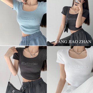 WANG JIAO ZHAN เสื้อยืดแขนสั้น คอสี่เหลี่ยม ปักลายตัวอักษร แบบเข้ารูป แฟชั่นสําหรับผู้หญิง