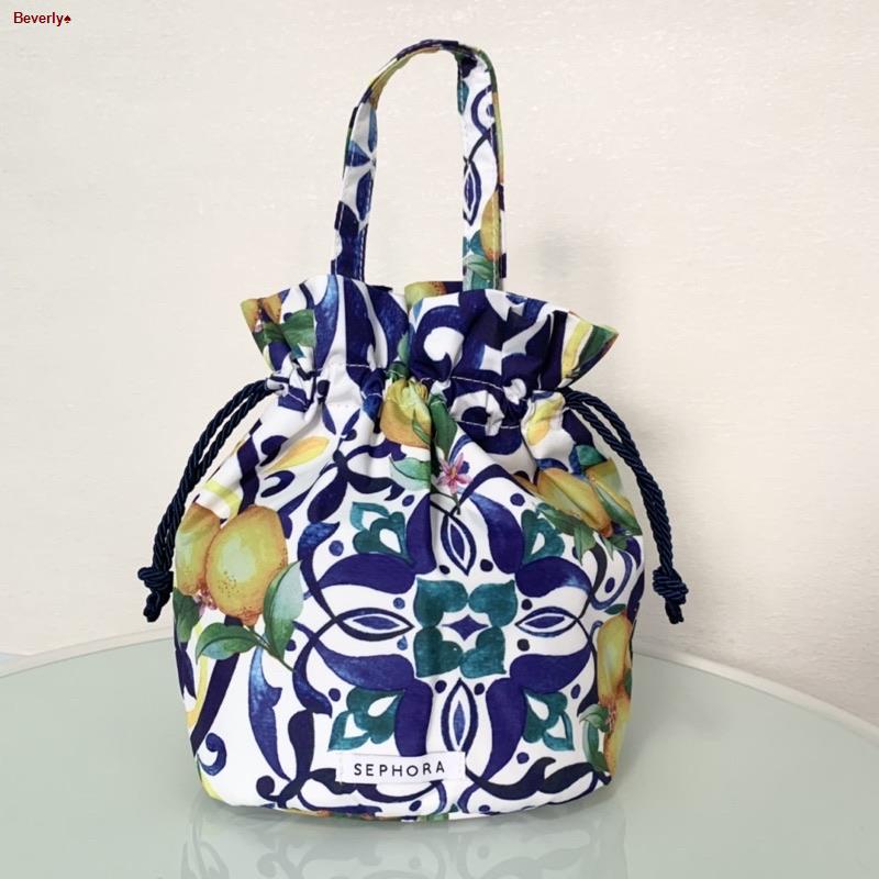 ยึดรูปแบบเดียวกันแท้💯 กระเป๋า SEPHORA x Janfive drawstring bag ผ้าลายดอก สีน้ำเงิน ขาว