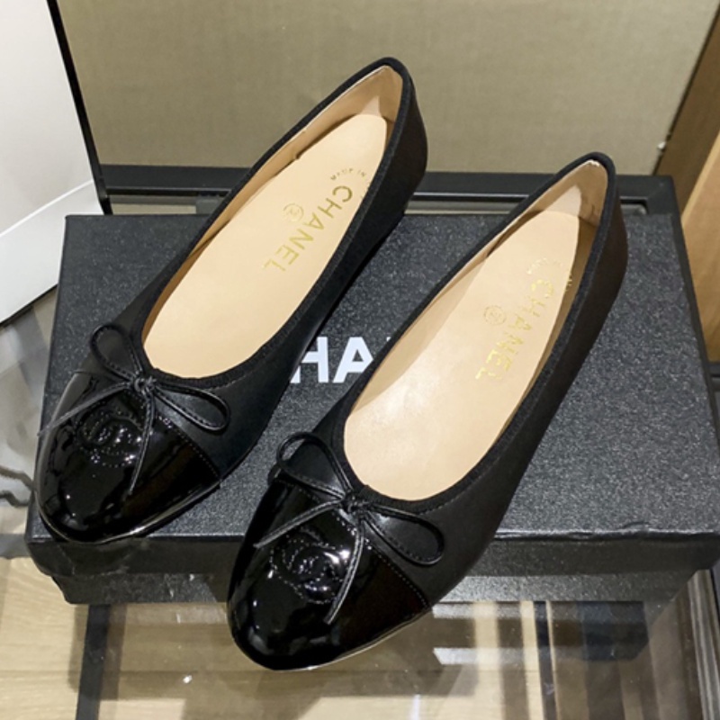 ☄Chanel รองเท้าส้นแบนผู้หญิงรองเท้าบัลเล่ต์หัวกลมหนังสิทธิบัตรสีดำจับคู่รองเท้าแฟชั่นเดียว