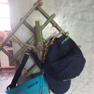 ที่แขวนของ  ทำจากไม้ไผ่ ขนาด30×30ซม. สามารถแขวนติดผนัง แขวนของได้หลายอย่าง เช่นหมวก กระเป๋า เครื่องประดับ แนววินเทจ