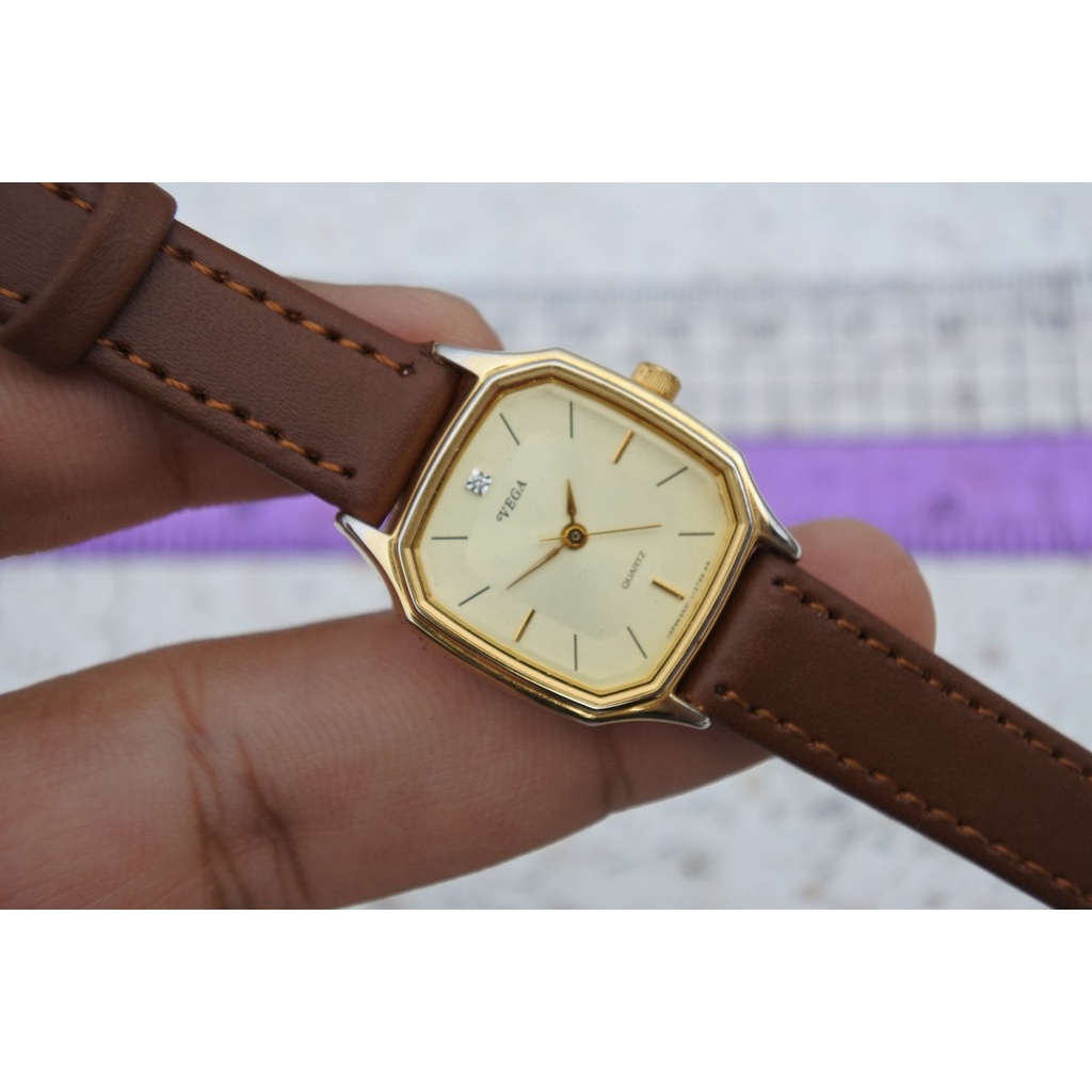 นาฬิกา Vintage มือสองญี่ปุ่น CITIZEN VEGA ระบบ QUARTZ ผู้หญิง ทรงสี่เหลี่ยม กรอบทอง หน้าทอง หน้าปัด 25มม