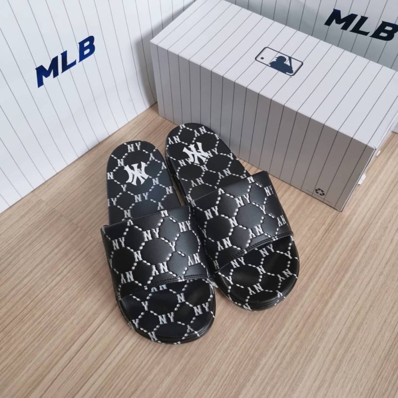 ﹉พร้อมส่ง MLB Mound Dia Monogram NY รองเท้าแตะสีดำmlb แท้ 100%