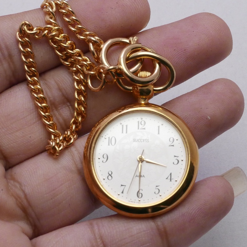 นาฬิกา Vintage มือสองญี่ปุ่น Pocket Watch นาฬิกาพกSuccess ALBA V701 1K80ระบบQUARTZ พร้อมโซ่ ทรงกลม กรอบทอง หน้าขาว 30มม