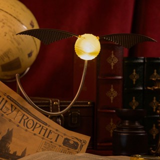 ∈♛☏Warner ของแท้ Harry Potter Golden Snitch Night Light USB Creative ห้องนอนโคมไฟข้างเตียง Sleep Light ใหม่