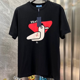 Prada ใหม่ เสื้อยืดแขนสั้น พิมพ์ลายโลโก้ไก่ แฟชั่นฤดูใบไม้ผลิ ยุโรป และอเมริกา สําหรับผู้ชาย 2023