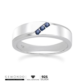 Gemondo แหวนเงินแท้ 925 Sterling Silver ชุบโรเดียม ประดับไพลิน (Blue Sapphire) เรียง 3 เม็ด ทรงปลอกมีดขอบพ่นทราย