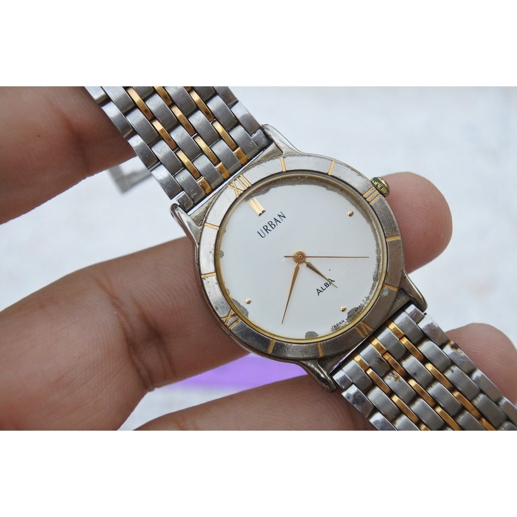 นาฬิกา Vintage มือสองญี่ปุ่น ALBA URBAN V701 6040 ระบบ QUARTZ ผู้หญิง ทรงกลม กรอบเงิน หน้าขาว หน้าปัด 32มม