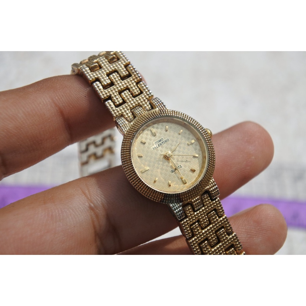 นาฬิกา Vintage มือสองญี่ปุ่น COMO VALENTINO ระบบ QUARTZ ผู้หญิง ทรงกลม กรอบทอง หน้าทอง หน้าปัด 25มม