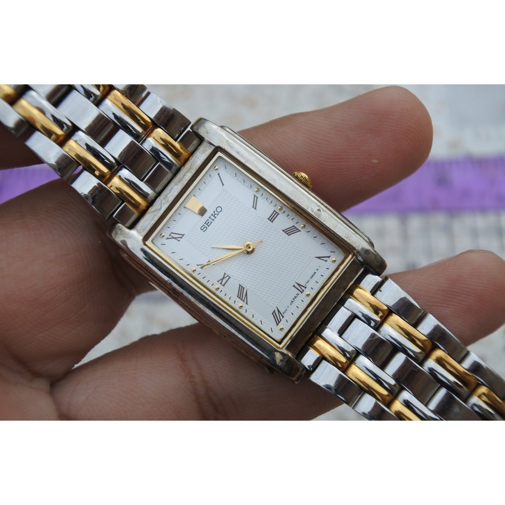 นาฬิกา Vintage มือสองญี่ปุ่น SEIKO V701 5E30 ระบบ QUARTZ ผู้ชาย ทรงสี่เหลี่ยม กรอบทอง หน้าปัดตัวเลขโรมัน หน้าปัด 27มม