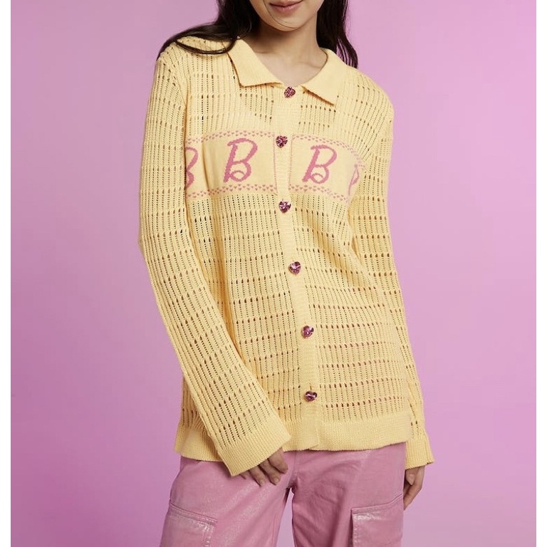 Barbie™ x Pomelo cardigan สีเหลือง yellow size xxs กระดุมหัวใจชมพู