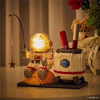 เล โก้ LEGO Particles Challenge: ฟิวชั่นที่สมบูรณ์แบบของผู้ถือปากกานักบินอวกาศและ Stellarin Astronaut Building Blocks ผู