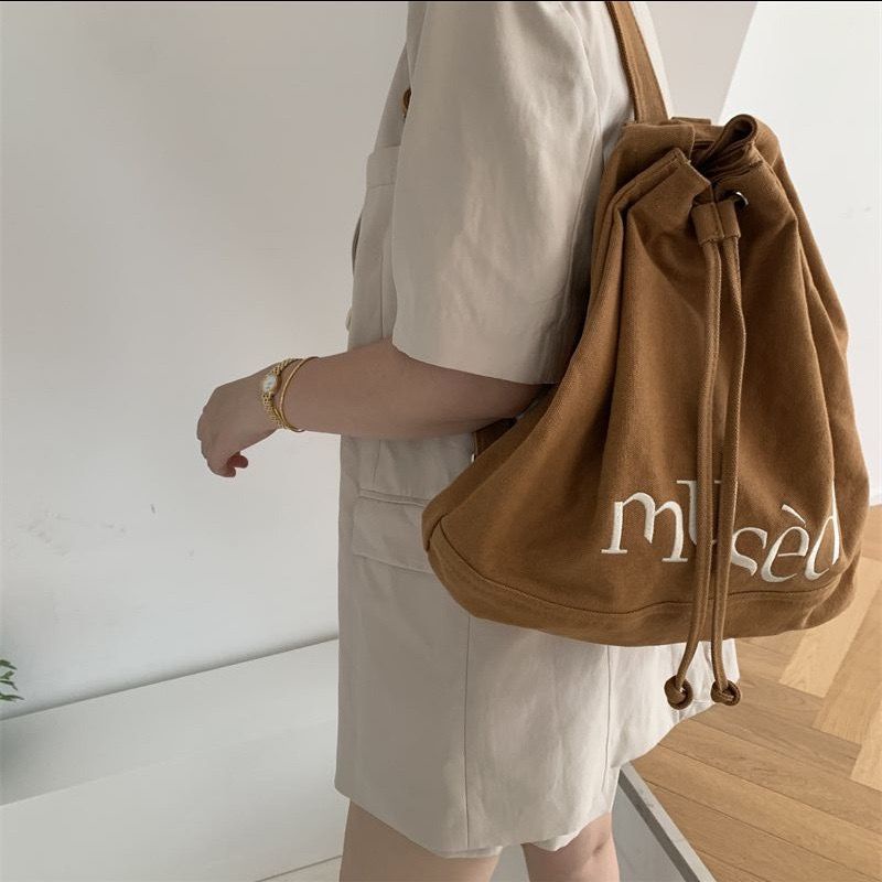 💛ญี่ปุ่นและเกาหลีใต้ drawstring กระเป๋าเป้สะพายหลังเย็บปักถักร้อยตัวอักษรความจุขนาดใหญ่ถุงถังกระเป๋าเดินทางกระเป๋า