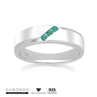 Gemondo แหวนเงินแท้ 925 Sterling Silver ชุบโรเดียม ประดับมรกต (Emerald) เรียง 3 เม็ด ทรงปลอกมีดขอบพ่นทราย