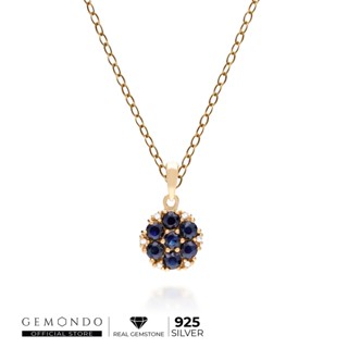 Gemondo สร้อยพร้อมจี้เงิน 925 ชุบทอง 18K ประดับไพลิน (Blue Sapphire) และเพชร (Diamond) รูปทรงดอกไม้  : จี้พลอย จี้ไพลิน