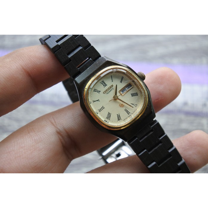นาฬิกา Vintage มือสองญี่ปุ่น CITIZEN ระบบ QUARTZ ผู้หญิง ทรงสี่เหลี่ยม กรอบทอง หน้าปัดตัวเลขโรมัน หน้าปัด 27มม