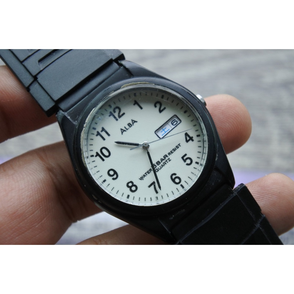 นาฬิกา Vintage มือสองญี่ปุ่น ALBA V733 8A90 ระบบ QUARTZ ผู้ชาย ทรงกลม กรอบดำ หน้าขาว หน้าปัด 36มม