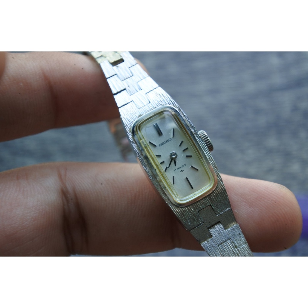 นาฬิกา Vintage มือสองญี่ปุ่น Seiko 17j ระบบ ไขลาน ผู้หญิง รูปไข่ กรอบเงิน หน้าขาว หน้าปัด 15มม