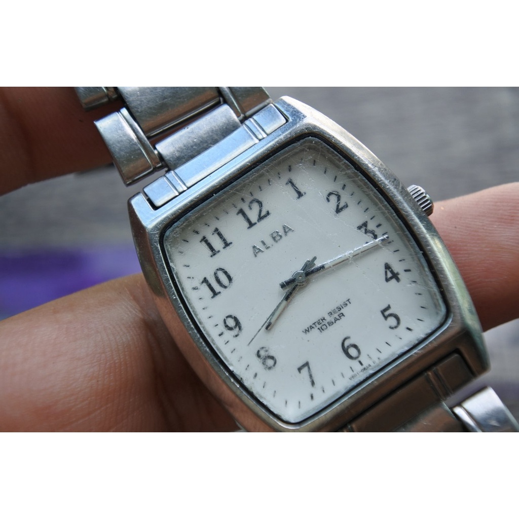 นาฬิกา Vintage มือสองญี่ปุ่น SEIKO ALBA V501 0CN0 ระบบ QUARTZ ผู้ชาย ทรงสี่เหลี่ยม กรอบเงิน หน้าขาว หน้าปัด 32มม