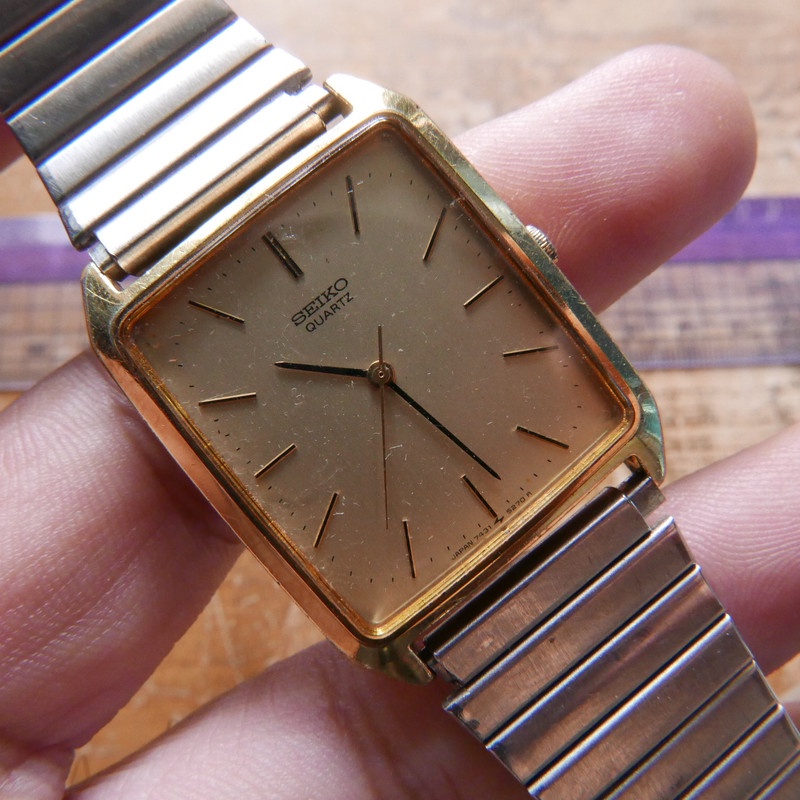 นาฬิกา Vintage มือสองญี่ปุ่นSEIKO 7431 5210ระบบQUARTZ ผู้ชาย ทรงสี่เหลี่ยม กรอบทอง หน้าทอง หน้าปัด 28มม