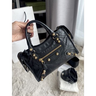 👜🌟กระเป๋าUsed Balenciaga mini city สีดำหมุดทอง // Stamp E ซื้อปี16

หายากมากกก