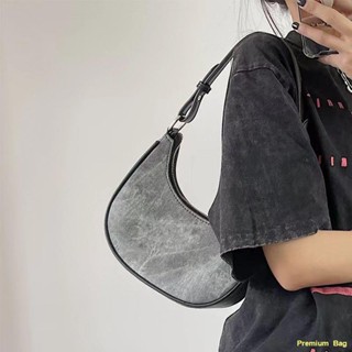 Hot style⚽⚡กระเป๋าผู้หญิง New Messenger Shoulder Underarm Bag Crescent Simple Handbag