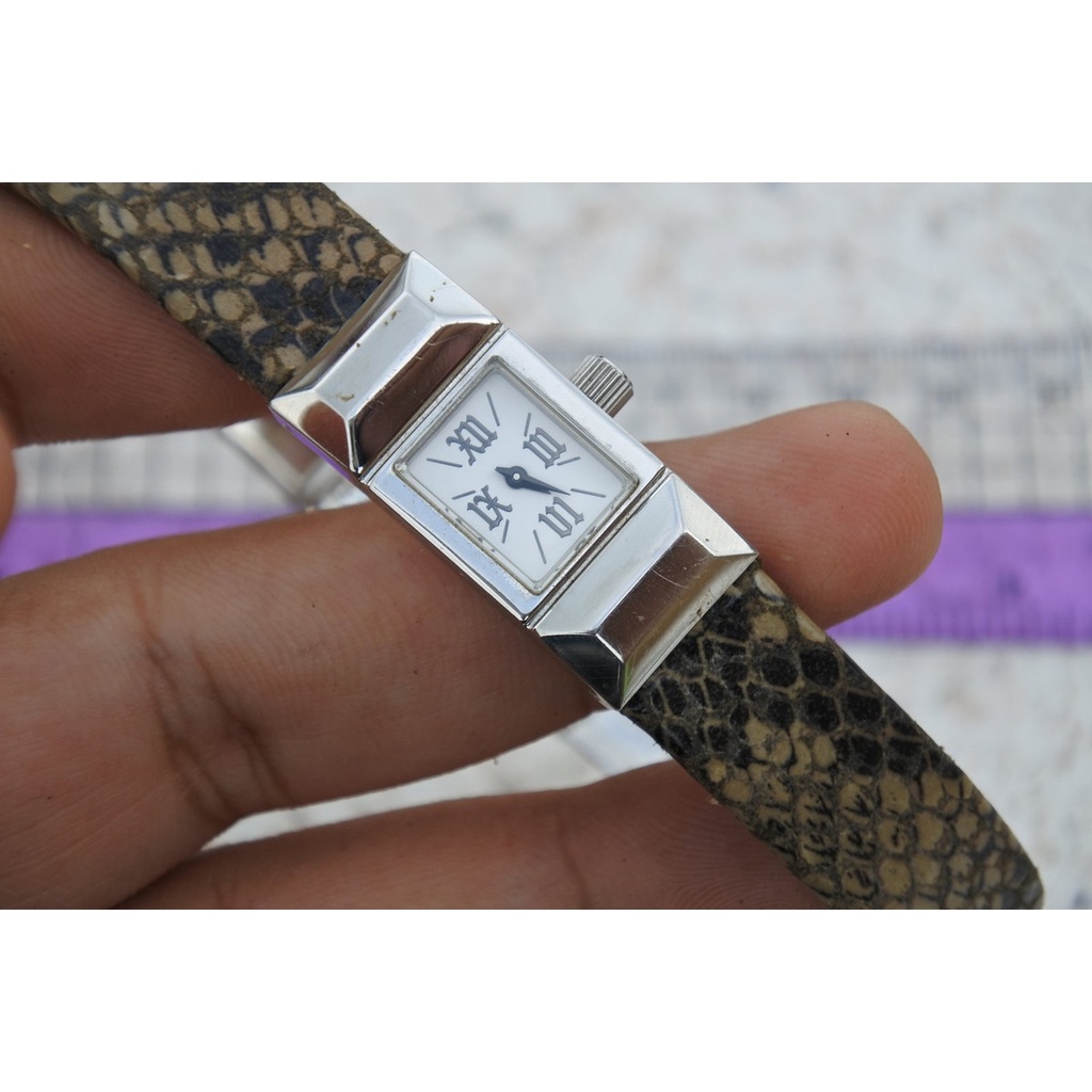 นาฬิกา Vintage มือสองญี่ปุ่น ALBA CABAE DE ZUCCA V220 0AC0 QUARTZ ผู้หญิง ทรงสี่เหลี่ยม กรอบเงิน หน้าปัดตัวเลขโรมัน 17มม