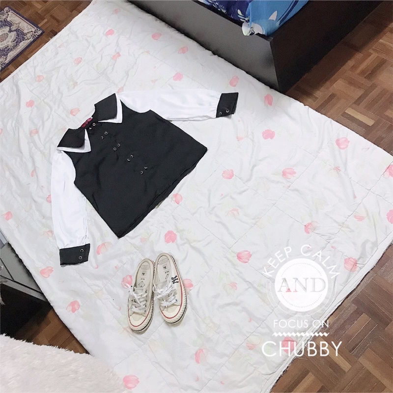 เสื้อเชิ้ตแขนจั้มพองแต่งคอบัวกะลาสี ผ้าซาตินเงาวับสีทูโทนขาวดำ