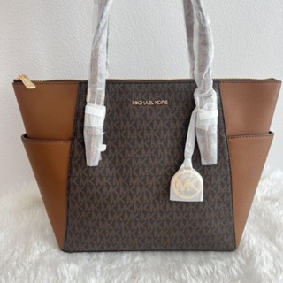 กระเป๋าสะพายไหล่ สีทูโทน น้ำตาล /ลายmk
#mk
Tote charlotte zip