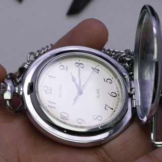 นาฬิกา Vintage มือสองญี่ปุ่น Pocket Watch นาฬิกาพกSUCCESS ALBA V701 0A20ระบบQUARTZ พร้อมโซ่ ทรงกลม กรอบเงิน หน้าขาว 44มม