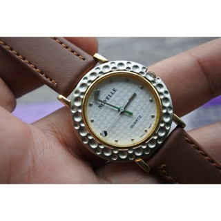 นาฬิกา Vintage มือสองญี่ปุ่น NOVELLE ระบบ QUARTZ UNISEX ทรงกลม กรอบเงิน เข็มวินาทีเป็นรูปไม้กอล์ฟ หน้าปัด 32มม