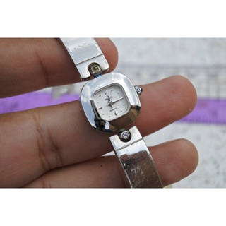 นาฬิกา Vintage มือสองญี่ปุ่น AROMA SWISS MADE ระบบ QUARTZ ผู้หญิง ทรงสี่เหลี่ยม กรอบเงิน หน้าขาว หน้าปัด 20มม