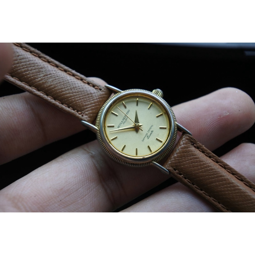 นาฬิกา Vintage มือสองญี่ปุ่น NICOLA VALENTINO กระจก Sapphire ระบบ QUARTZ ผู้หญิง ทรงกลม กรอบทอง หน้าทอง หน้าปัด 25มม