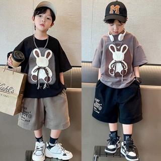 Rokids🍟ชุดสูทแขนสั้นเด็กชาย 2023 ฤดูร้อนใหม่กลางและใหญ่เด็กพิมพ์เสื้อผ้าเด็กเสื้อผ้าเด็กสองชิ้นหล่อ