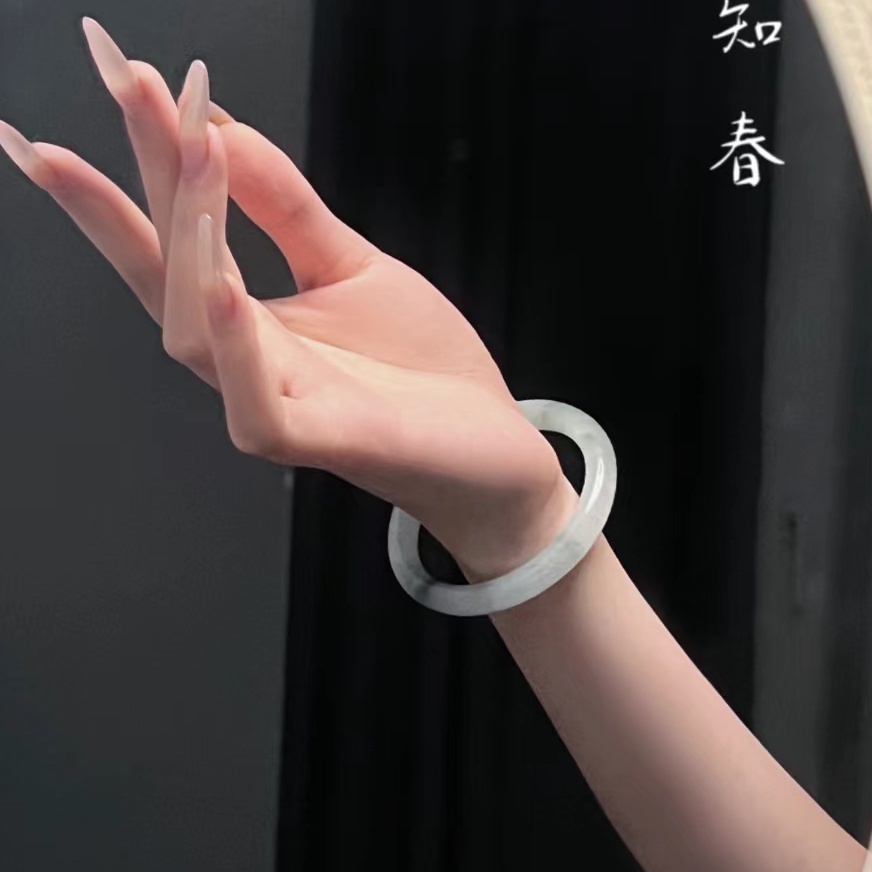 ✴น้ำแข็งผ่านแก้วหยกเทียมสร้อยข้อมือสไตล์หนาสร้อยข้อมือกริ๊งทุกวันเครื่องประดับมืออเนกประสงค์หนังสือสีแดงเล่มเล็ก Douyin