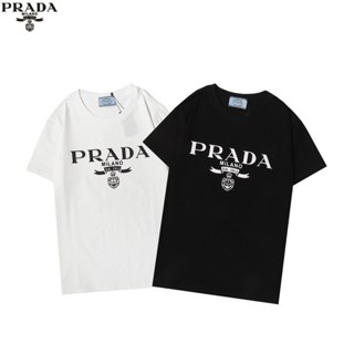 เสื้อยืดแขนสั้น คอกลม พิมพ์ลายตัวอักษร PRADA เข้ากับทุกการแต่งกาย แฟชั่นฤดูร้อน สไตล์ยุโรป สําหรับผู้ชาย และผู้หญิง