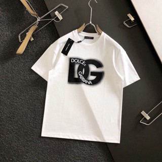 ใหม่ เสื้อยืดคอกลม พิมพ์ลายโลโก้ตัวอักษร Dolce &amp; Gabbana DG แฟชั่นฤดูร้อน สไตล์คลาสสิก 2023