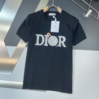 Dior 23 ปี พินล็อค ตัวอักษร ฤดูร้อน ใหม่ อินเทรนด์ แบรนด์ เสื้อยืด ผู้ชายและผู้หญิง สไตล์เดียวกัน ลําลอง หลวม ครึ่งแขน pur