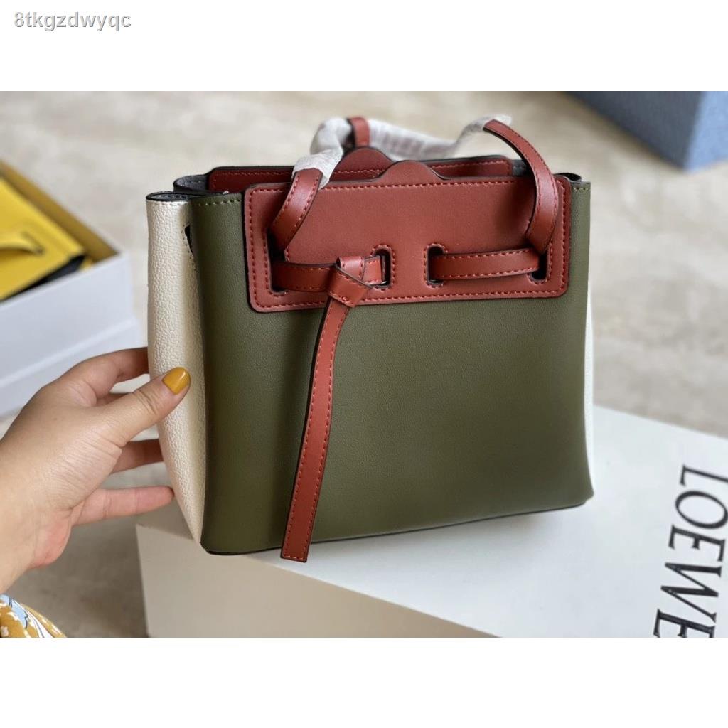 ►♛℡LOEWE กระเป๋าหญิง 2021 สไตล์ใหม่ mini lazo Tote Cowhide การจับคู่สีกระเป๋าสะพาย Messenger แบบพกพาช้อปปิ้ง