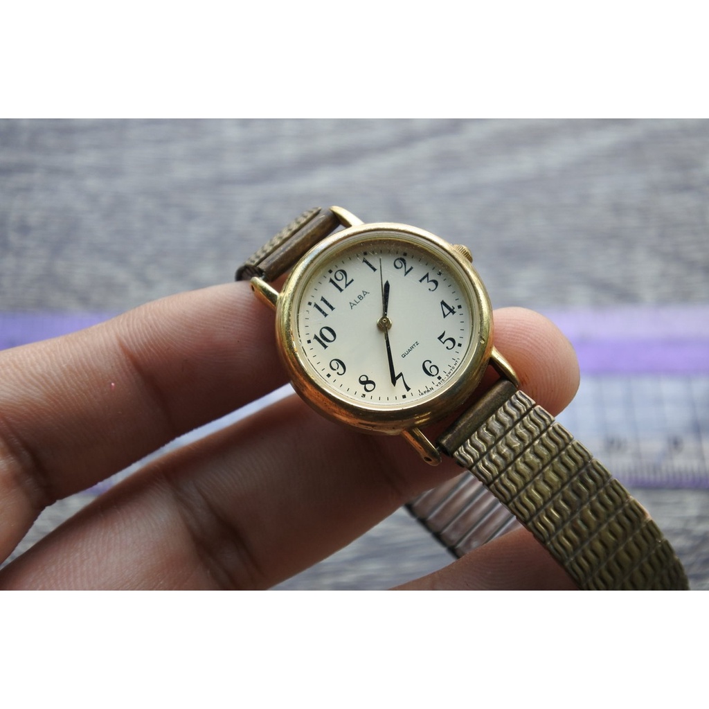 นาฬิกา Vintage มือสองญี่ปุ่น ALBA V515 6420 ระบบ QUARTZ ผู้หญิง ทรงกลม กรอบทอง หน้าขาว หน้าปัด 26มม