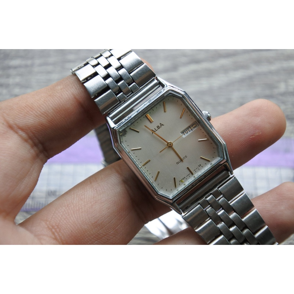 นาฬิกา Vintage มือสองญี่ปุ่น ALBA V333 5060 ระบบ QUARTZ ผู้ชาย ทรงสี่เหลี่ยม กรอบเงิน หน้าขาว หน้าปัด 28มม