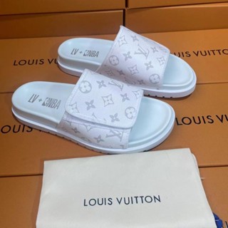 LV [EUR Size] รองเท้าแตะลําลอง กันลื่น น้ําหนักเบา สไตล์เกาหลี ยุโรป อเมริกา เหมาะกับเดินชายหาด แฟชั่นฤดูร้อน สําหรับผู้ชาย