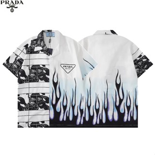 [พร้อมส่ง] Prada เสื้อเชิ้ตแขนสั้นลําลอง คอปกพับ พลัสไซซ์ สไตล์วินเทจ ฮาวาย แฟชั่นฤดูร้อน สําหรับผู้ชาย และผู้หญิง 2023