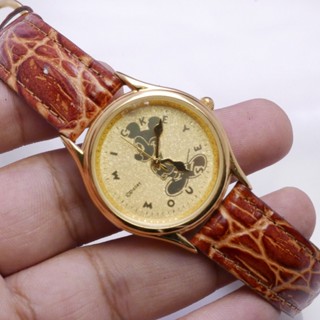นาฬิกา Vintage มือสองญี่ปุ่น MICKY MOUSE  UNISEX ทรงกลม กรอบทอง หน้าปัดการ์ตูน หน้าปัด 33มม สายหนัง