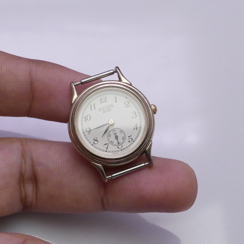 นาฬิกา Vintage มือสองญี่ปุ่น SUCCESS ALBA V708 6000  เข็มวินาทีแบบแยก ผู้หญิง ทรงกลม กรอบทอง 26มม ใส่สายหนังก่อนส่ง